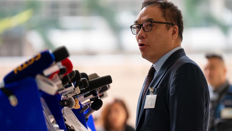 09.02.2026, Hongkong: Steve Li Kwai-wah, Superintendent der Polizei (Nationale Sicherheit) spricht zu den Medien im West Kowloon Magistrates Courts, wo die Verurteilung des Medienmagnaten Lai stattfand. Das Gericht hat den Medienmogul und Demokratieaktivisten Jimmy Lai zu einer langen Haftstrafe von 20 Jahren verurteilt.