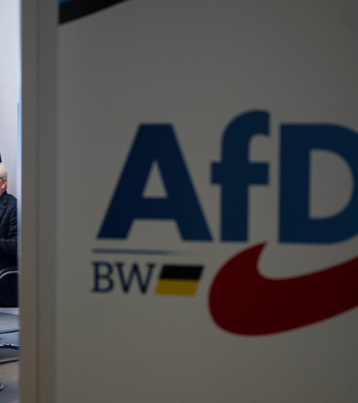 Markus Frohnmaier (l), Spitzenkandidat der AfD für die Landtagswahl in Baden-Württemberg, und Emil Sänze, der Fraktionsvorsitzende der AfD im Landtag von Baden-Württemberg, nehmen an einer Pressekonferenz nach der Landtagswahl in Baden-Württemberg teil.