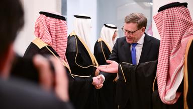 ohann Wadephul (M, CDU), Außenminister, und Faisal bin Farhan (r), Außenminister von Saudi-Arabien, sprechen im Außenministerium vor einem Treffen mit Mitarbeitern des saudischen Außenministeriums.