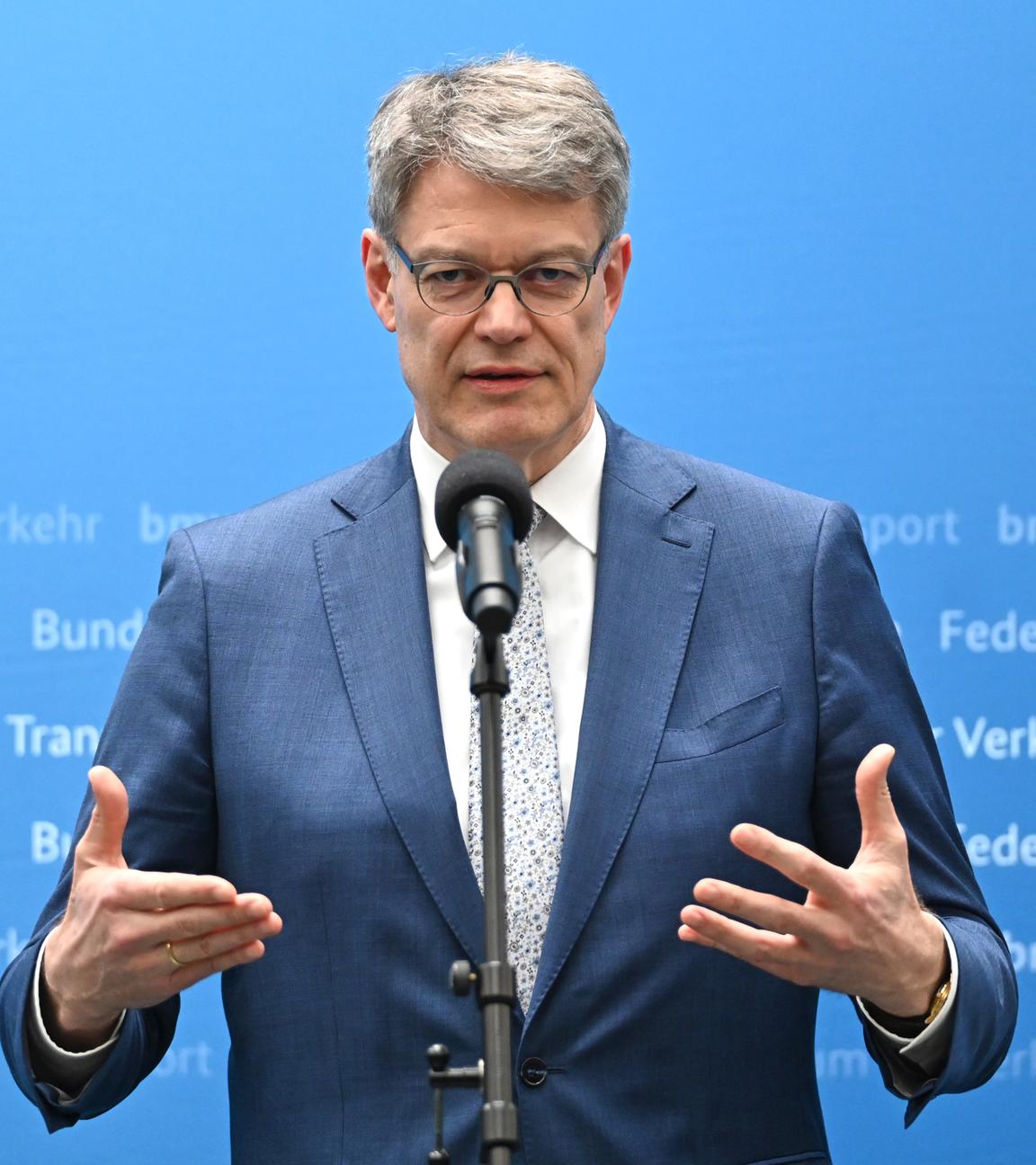 Patrick Schnieder (CDU), Bundesminister für Verkehr, spricht während eines Pressegesprächs zum Thema bezahlbarer Führerschein.