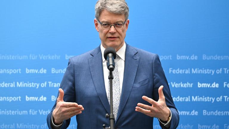 Patrick Schnieder (CDU), Bundesminister für Verkehr, spricht während eines Pressegesprächs zum Thema bezahlbarer Führerschein.