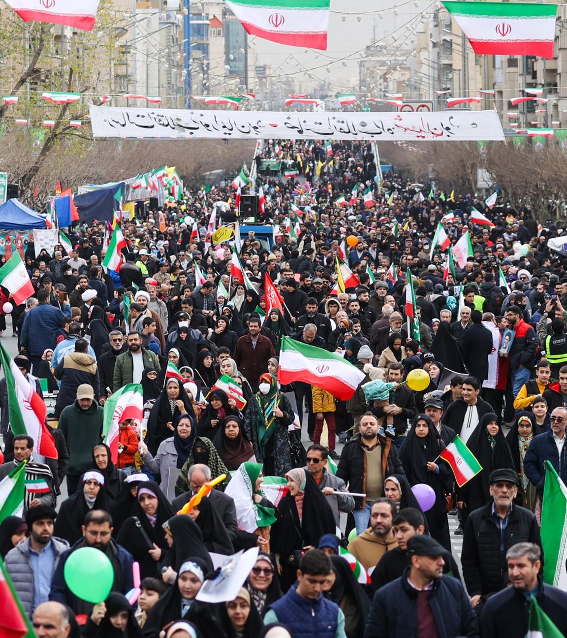 Iraner nehmen an einer Feier zum 47. Jahrestag der Islamischen Revolution teil. Im Iran sind landesweit Tausende Regierungsanhänger anlässlich des Jahrestags auf die Straßen gezogen