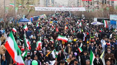 Iraner nehmen an einer Feier zum 47. Jahrestag der Islamischen Revolution teil. Im Iran sind landesweit Tausende Regierungsanhänger anlässlich des Jahrestags auf die Straßen gezogen