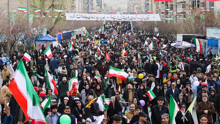 Iraner nehmen an einer Feier zum 47. Jahrestag der Islamischen Revolution teil. Im Iran sind landesweit Tausende Regierungsanhänger anlässlich des Jahrestags auf die Straßen gezogen