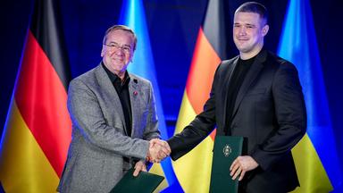 11.05.2026, Ukraine, Kiew: Boris Pistorius (SPD), Bundesminister der Verteidigung, und Mychajlo Fedorow, Verteidigungsminister der Ukraine, reichen sich nach einer der Unterzeichnung einer Absichtserklärung die Hände. Auf dem Programm stehen politische Gespräche.