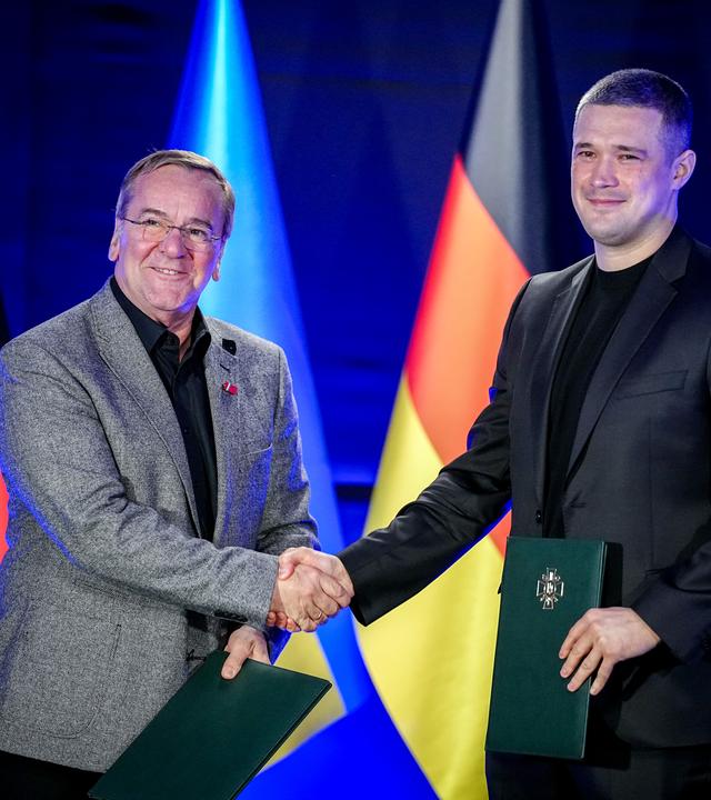 11.05.2026, Ukraine, Kiew: Boris Pistorius (SPD), Bundesminister der Verteidigung, und Mychajlo Fedorow, Verteidigungsminister der Ukraine, reichen sich nach einer der Unterzeichnung einer Absichtserklärung die Hände. Auf dem Programm stehen politische Gespräche.