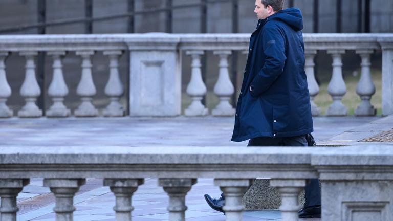 Finanzminister Klingbeil in den USA läuft über eine Brücke