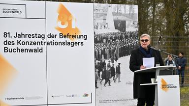 Hape Kerkeling spricht beim Festakt vor dem KZ Buchenwald vor einer Wand