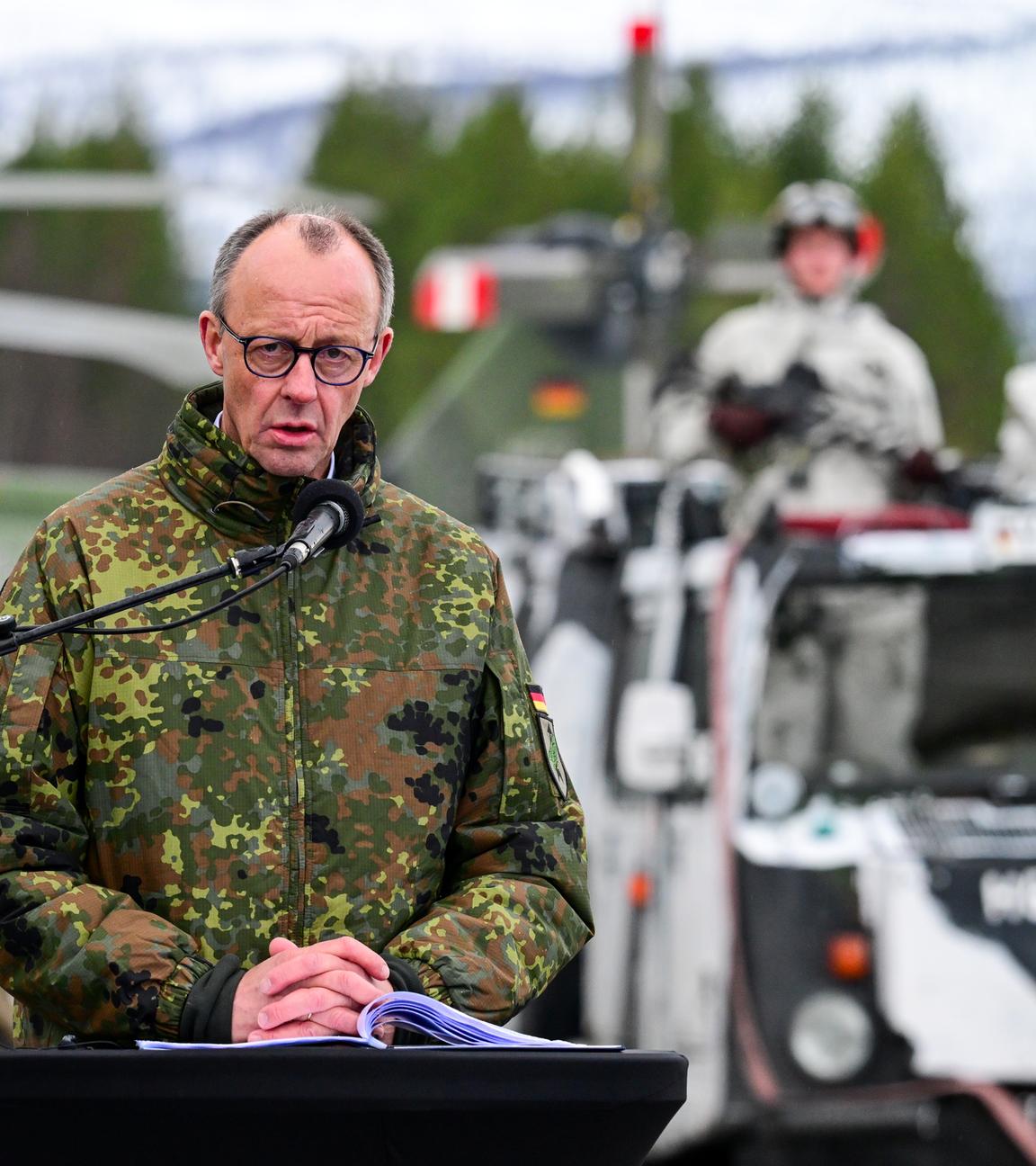 Bundeskanzler Friedrich Merz (CDU) steht auf dem Truppenübungsplatz nach der Nato-Übung «Cold Response», während einer gemeinsamen Pressekonferenz mit dem kanadischen Premierminister Carney und dem norwegischen Ministerpräsidenten Støre.