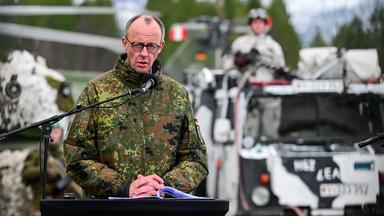 Bundeskanzler Friedrich Merz (CDU) steht auf dem Truppenübungsplatz nach der Nato-Übung «Cold Response», während einer gemeinsamen Pressekonferenz mit dem kanadischen Premierminister Carney und dem norwegischen Ministerpräsidenten Støre.