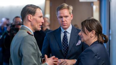 Generalleutnant Christian Freuding (l), Inspekteur des Heeres, Anke Domurath (r), Abteilungsleiterin Recht im Verteidigungsministerium, und Gregor Hain (M) vom Verteidigungsministerium, unterhalten sich am Rande der Sitzung des Verteidigungsausschusses. Der Verteidigungsausschuss des Bundestages befasst sich in nicht öffentlicher Sitzung mit den Vorfällen bei Fallschirmjägern der Bundeswehr.