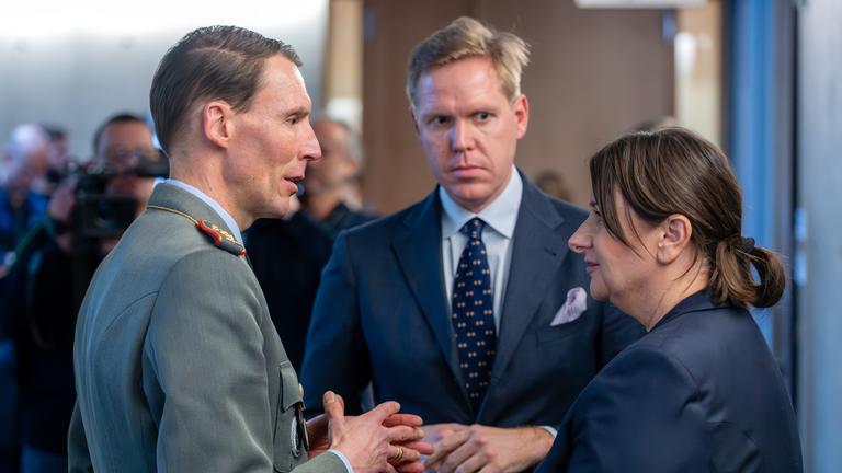 Generalleutnant Christian Freuding (l), Inspekteur des Heeres, Anke Domurath (r), Abteilungsleiterin Recht im Verteidigungsministerium, und Gregor Hain (M) vom Verteidigungsministerium, unterhalten sich am Rande der Sitzung des Verteidigungsausschusses. Der Verteidigungsausschuss des Bundestages befasst sich in nicht öffentlicher Sitzung mit den Vorfällen bei Fallschirmjägern der Bundeswehr.