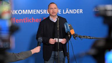 14.02.2026, Brandenburg, Potsdam: Frank Werneke, Vorsitzender der Vereinten Dienstleistungsgewerkschaft (Verdi), spricht zu den Ergebnissen Tarifverhandlungen für die Beschäftigten des öffentlichen Diensts der Länder. Die Gespräche sind erfolgreich beendet worden.