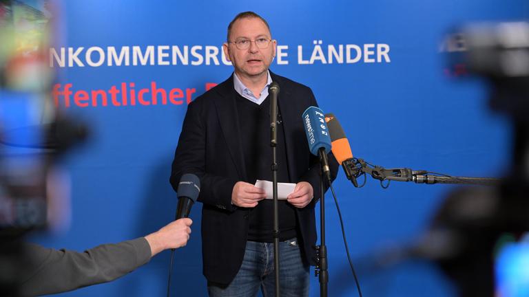 14.02.2026, Brandenburg, Potsdam: Frank Werneke, Vorsitzender der Vereinten Dienstleistungsgewerkschaft (Verdi), spricht zu den Ergebnissen Tarifverhandlungen für die Beschäftigten des öffentlichen Diensts der Länder. Die Gespräche sind erfolgreich beendet worden.