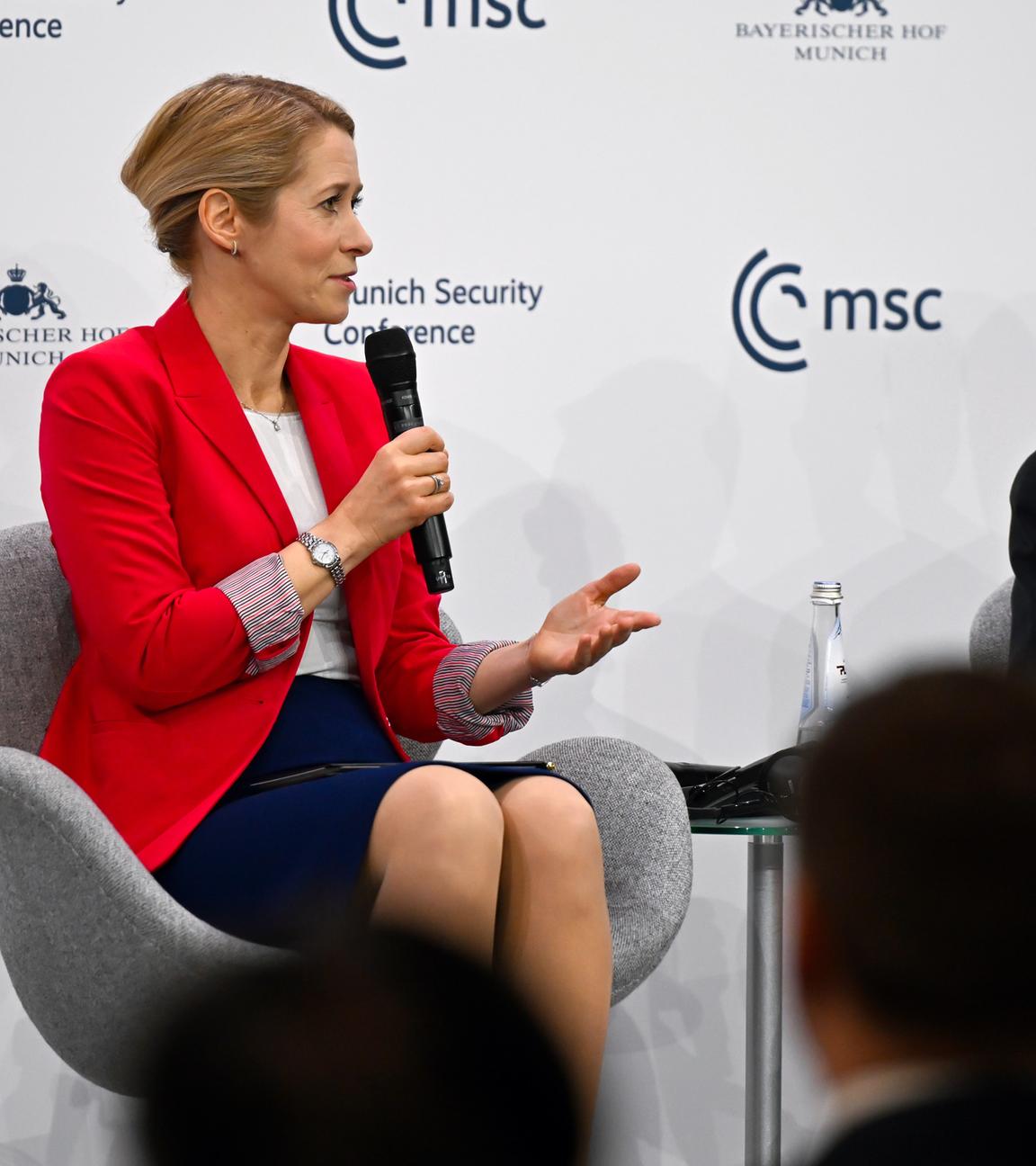 15.02.2026, Bayern, München: Kaja Kallas (l), EU-Außenbeauftragte, und Edgars Rinkevics, Präsident von Lettland, nehmen an der Münchner Sicherheitskonferenz teil.