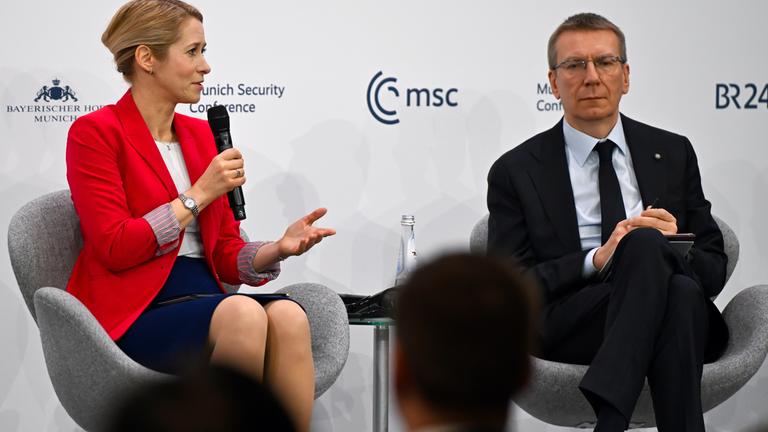15.02.2026, Bayern, München: Kaja Kallas (l), EU-Außenbeauftragte, und Edgars Rinkevics, Präsident von Lettland, nehmen an der Münchner Sicherheitskonferenz teil.