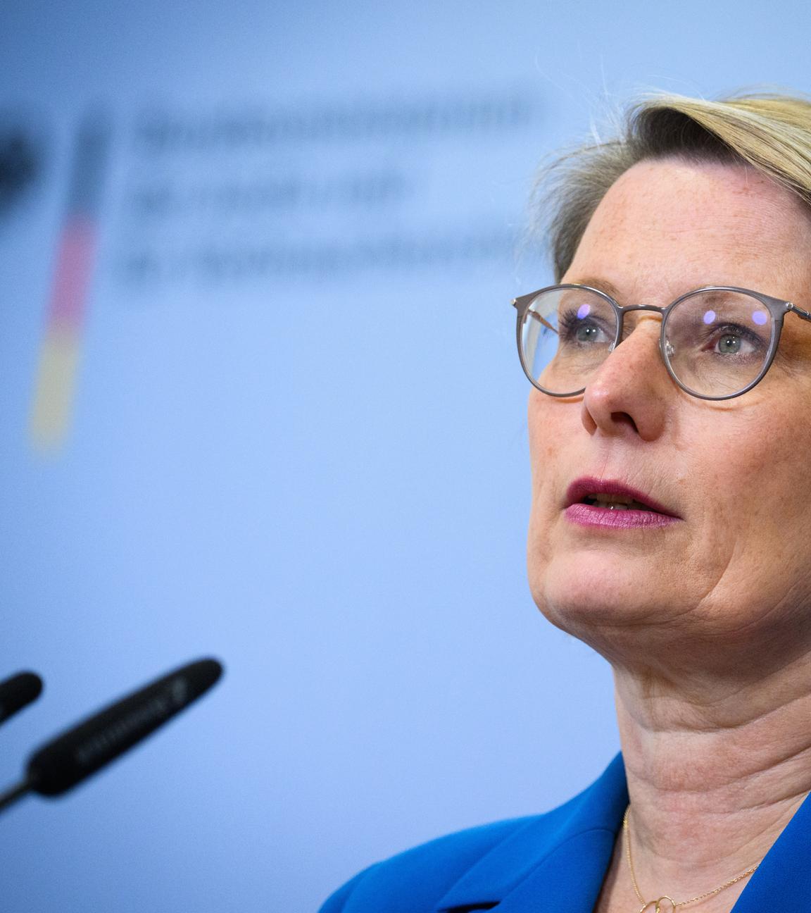  Berlin: Stefanie Hubig (SPD), Bundesministerin der Justiz und für Verbraucherschutz, äußert sich bei einer Pressekonferenz im Bundesjustizministerium zu aktuellen Themen, unter anderem zu einem Gesetzentwurf zum besseren Schutz vor «digitaler Gewalt»