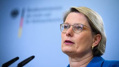  Berlin: Stefanie Hubig (SPD), Bundesministerin der Justiz und für Verbraucherschutz, äußert sich bei einer Pressekonferenz im Bundesjustizministerium zu aktuellen Themen, unter anderem zu einem Gesetzentwurf zum besseren Schutz vor «digitaler Gewalt»