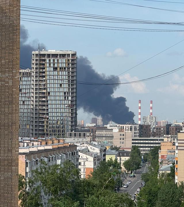 Im Osten Moskaus ist ein Großfeuer ausgebrochen. Stunden zuvor war die russische Hauptstadt Ziel schwerer Drohnenangriffe am 17.05.2026
