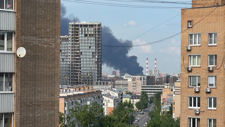 Im Osten Moskaus ist ein Großfeuer ausgebrochen. Stunden zuvor war die russische Hauptstadt Ziel schwerer Drohnenangriffe am 17.05.2026