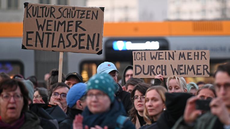 Teilnehmer einer Kundgebung des Leipziger Aktionsbündnis "Leipzig nimmt Platz" protestieren vor Beginn des Festakts zur Eröffnung der Leipziger Buchmesse vor dem Gewandhaus in Leipzig. Die Demonstration richtet sich gegen die jüngsten Entscheidungen des Kulturstaatsministers Weimer. Hintergrund ist Weimers Entscheidung, drei linke Buchläden von der Nominierungsliste für den Deutschen Buchhandlungspreises zu streichen.