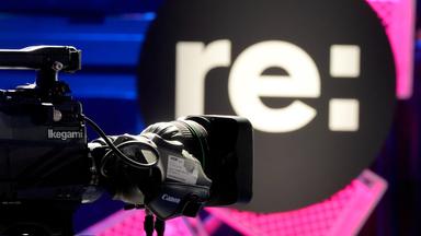 Eine TV-Kamera ist während der Medienkonferenz re:publica 26 im Stage 5 vor dem Logo «re:» aufgebaut.