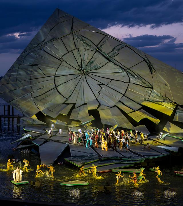 18.07.2026, Österreich, Bregenz: Szene aus der Oper La Traviata auf der Bregenzer Seebuehne, aufgenommen an der Fotoprobe, am Freitag, 17. Juli 2026, in Bregenz, Oesterreich. Die Oper feiert am 22. Juli 2026 Premiere. (KEYSTONE/Gian Ehrenzeller) Foto: Gian Ehrenzeller/KEYSTONE/dpa