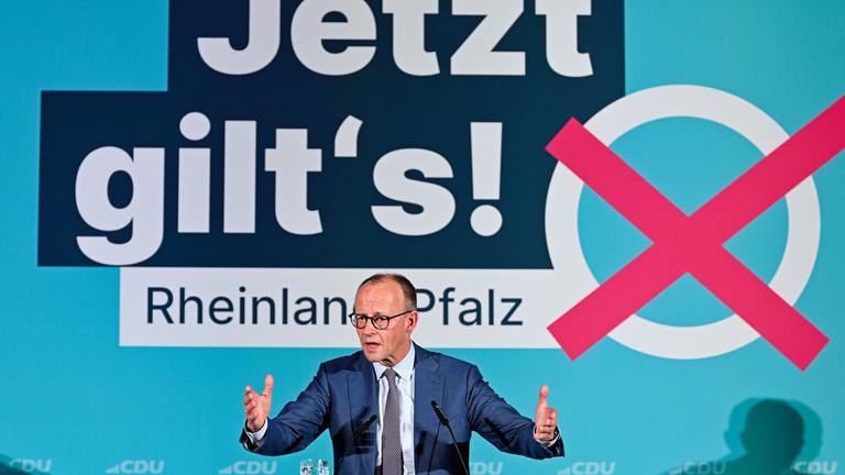 20.03.2026, Rheinland-Pfalz, Bad Dürkheim: Bundeskanzler Friedrich Merz (CDU) spricht in der Salierhalle beim Abschluss des Landtagswahlkampfs der CDU für die Landtagswahl in Rheinland-Pfalz