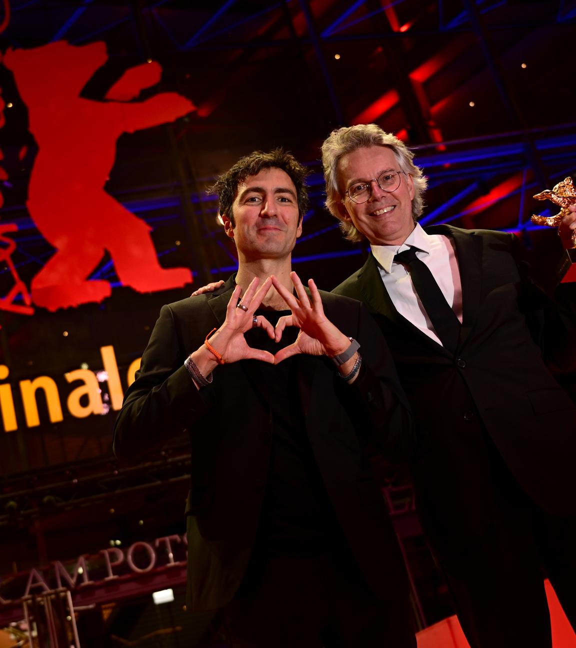 21.02.2026, Berlin: Ilker Çatak (l), Regisseur des Films "Gelbe Briefe" (Yellow Letters), und Produzent Ingo Fliess zeigen ihre Auszeichnung, den Goldenen Bären für den Besten Film, nach der Preisverleihung bei der Abschlussgala im Berlinale Palast. Die 76. Internationalen Filmfestspiele Berlin finden vom 12. bis 22. Februar 2026 statt.
