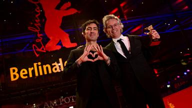 21.02.2026, Berlin: Ilker Çatak (l), Regisseur des Films "Gelbe Briefe" (Yellow Letters), und Produzent Ingo Fliess zeigen ihre Auszeichnung, den Goldenen Bären für den Besten Film, nach der Preisverleihung bei der Abschlussgala im Berlinale Palast. Die 76. Internationalen Filmfestspiele Berlin finden vom 12. bis 22. Februar 2026 statt.