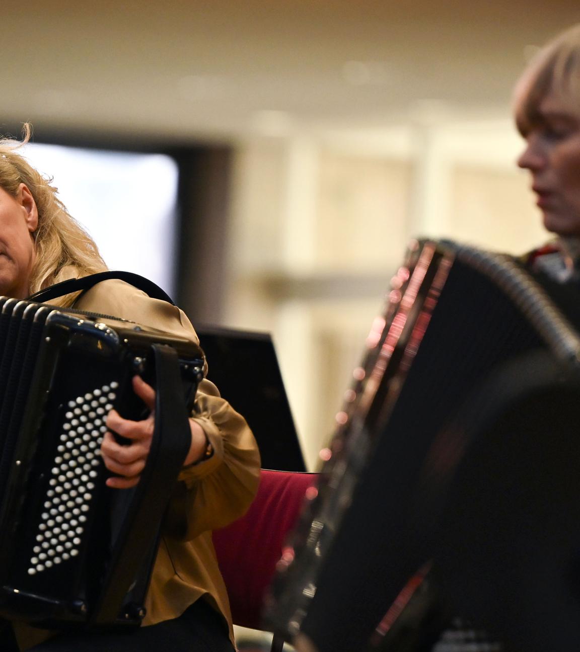 Berlins Kultursenatorin Sarah Wedl-Wilson am Akkordeon