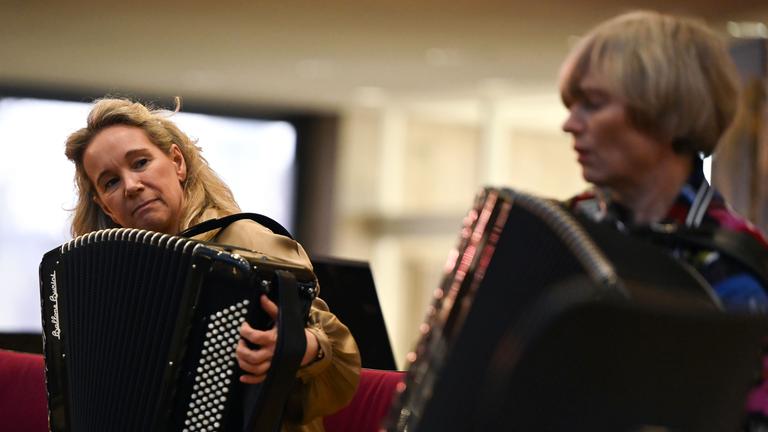 Berlins Kultursenatorin Sarah Wedl-Wilson am Akkordeon