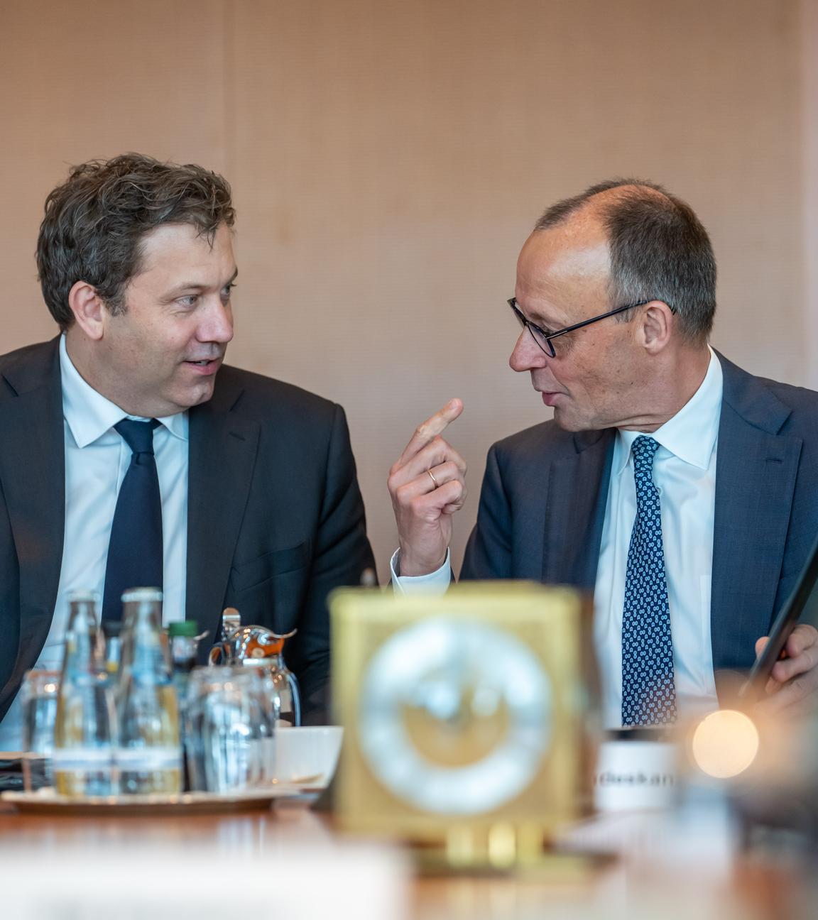  Bundeskanzler Friedrich Merz (r, CDU) spricht mit Lars Klingbeil (SPD), Bundesminister der Finanzen