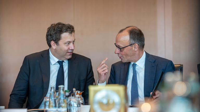  Bundeskanzler Friedrich Merz (r, CDU) spricht mit Lars Klingbeil (SPD), Bundesminister der Finanzen
