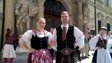Zwei Besucher tragen Tracht beim Sudetendeutschen Tag in Brünn.