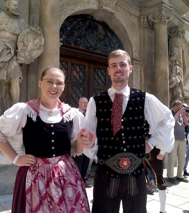 Zwei Besucher tragen Tracht beim Sudetendeutschen Tag in Brünn.