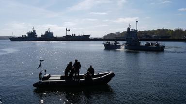 Die autonome Drohne Seehund fährt im Hafenbecken am Marinestützpunkt Kiel.