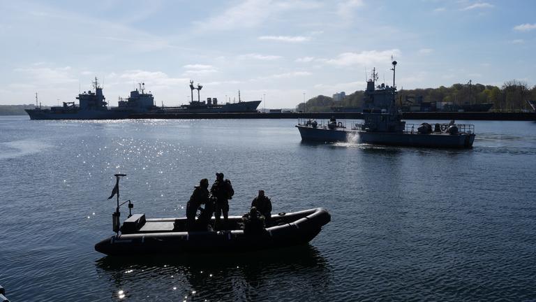 Die autonome Drohne Seehund fährt im Hafenbecken am Marinestützpunkt Kiel.