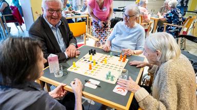 Bundespräsident Frank-Walter Steinmeier besucht ein Seniorenheim in Köpenick und spielt dort mit den Bewohnern "Mensch ärgere dich nicht".