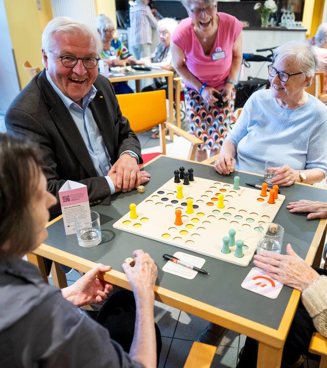 Bundespräsident Frank-Walter Steinmeier besucht ein Seniorenheim in Köpenick und spielt dort mit den Bewohnern "Mensch ärgere dich nicht".