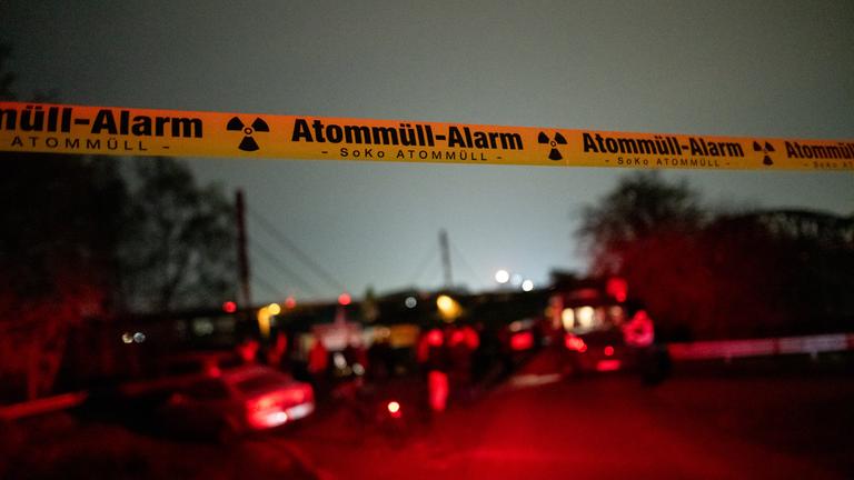 Ein Flatterband, auf dem «Atommüll-Alarm» steht, hängt vor der Mahnwache vor der A42 in Duisburg. Castor-Transporte sind durch Nordrhein-Westfalen von Jülich nach Ahaus geplant.