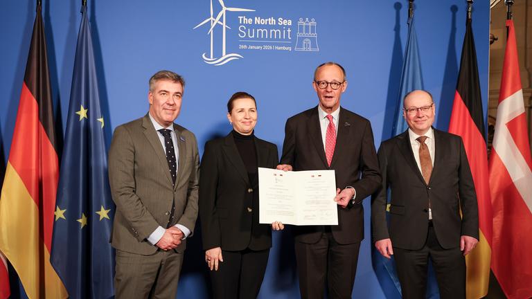 Bundeskanzler Friedrich Merz (2.v.r, CDU), Mette Frederiksen (2.v.l), Ministerpräsidentin von Dänemark, Lars Aagaard (l), Minister für Klima, Energie und Versorgung von Dänemark, und Frank Wetzel, Staatssekretär im Bundesministerium für Wirtschaft und Energie, stehen mit einer Vereinbarung zur «Bornholm Energy Island» beim Gipfeltreffen der Nordsee-Anrainerstaaten im Rathaus