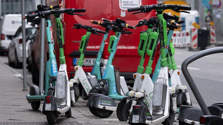 Abgestellte E-Scooter in der Innenstadt von Frankfurt. Unkontrolliert und außerhalb der vorgesehenen Parkzonen abgestellte Scooter sorgen immer wieder für Probleme.