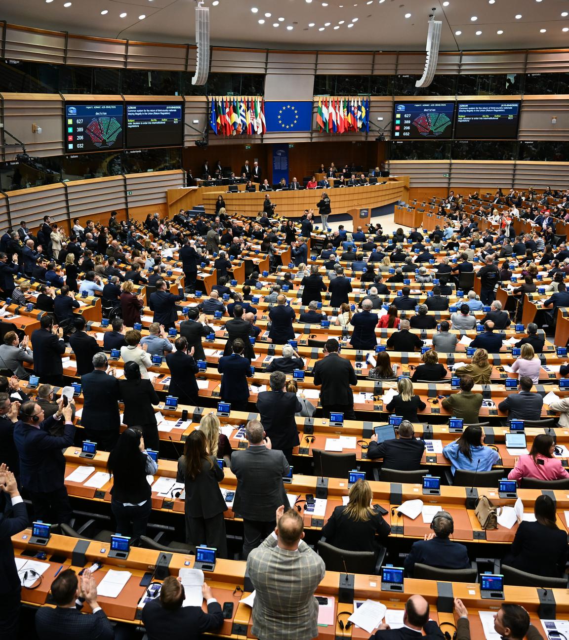 Belgien, Brüssel: Mehrere Abgeordnete im EU Parlament stehen nach der Abstimmung über die Aufnahme von Verhandlungen zum neuen Rückführungsgesetz auf und klatschen