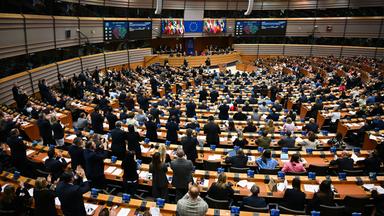Belgien, Brüssel: Mehrere Abgeordnete im EU Parlament stehen nach der Abstimmung über die Aufnahme von Verhandlungen zum neuen Rückführungsgesetz auf und klatschen