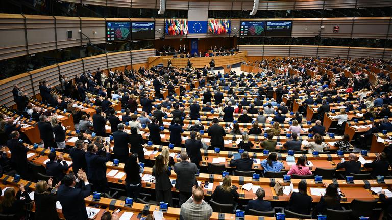 Belgien, Brüssel: Mehrere Abgeordnete im EU Parlament stehen nach der Abstimmung über die Aufnahme von Verhandlungen zum neuen Rückführungsgesetz auf und klatschen