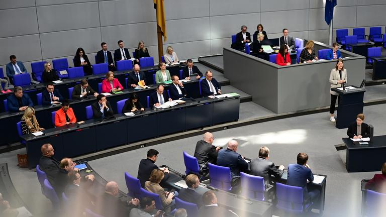 Sonja Eichwede (SPD), Mitglied des Deutschen Bundestages, spricht während der 60. Sitzung des 21. Deutschen Bundestages zum Thema Reform des Gemeinsamen Europäischen Asylsystems.