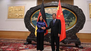 He Lifeng, Chinas Vizeministerpräsident, begrüßt Katherina Reiche (CDU), Bundesministerin für Wirtschaft und Energie, in der Großen Halle des Volkes