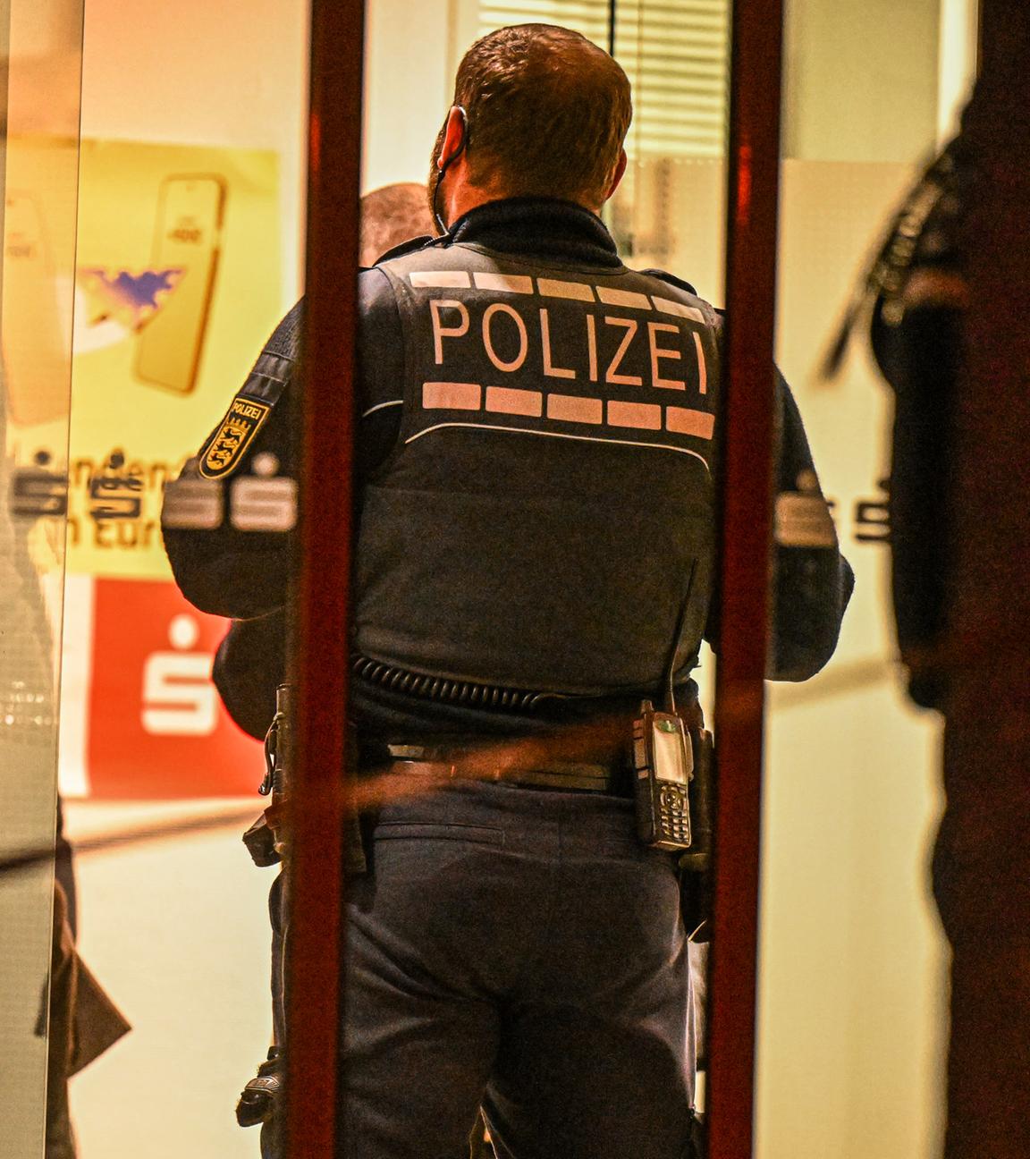 29.01.2026, Baden-Württemberg, Essingen: Polizisten sind an einer Kreissparkasse in Essingen (Ostalbkreis) im Einsatz. Nach einem Raub in einer Bankfiliale in Essingen fahndet die Polizei nach einem Unbekannten. Der Mann habe in der Bank eine Mitarbeiterin bedroht. Dann raubte er einen höheren Geldbetrag und floh, wie ein Polizeisprecher sagte.
