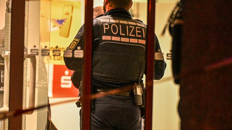 29.01.2026, Baden-Württemberg, Essingen: Polizisten sind an einer Kreissparkasse in Essingen (Ostalbkreis) im Einsatz. Nach einem Raub in einer Bankfiliale in Essingen fahndet die Polizei nach einem Unbekannten. Der Mann habe in der Bank eine Mitarbeiterin bedroht. Dann raubte er einen höheren Geldbetrag und floh, wie ein Polizeisprecher sagte.